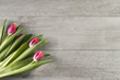 bukiet tulipanów na drewnianym tle