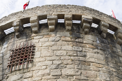 Fotografiet Tour de porte-prison avec le drapeau français à la vieille ville - France, Breta