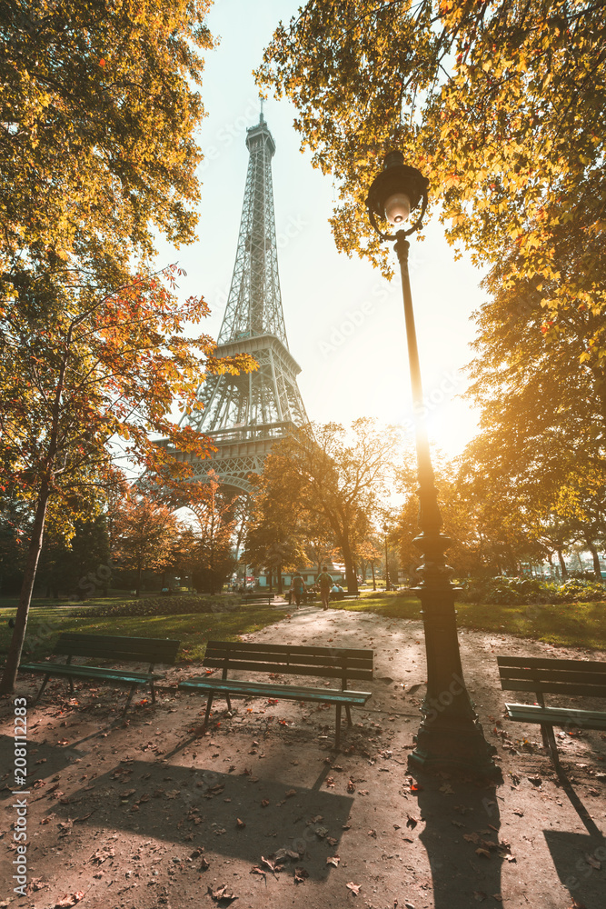 Zachód słońca w ogródach w pobliżu wieży eifla w Paryżu, Francja - obrazy, fototapety, plakaty 