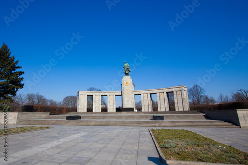 Plakat Soviet War Memorial. Jest to jeden z kilku pomników wojennych w Berlinie