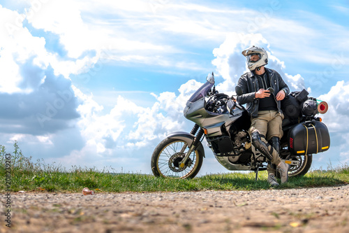Dekoracja na wymiar  rider-man-i-motocykle-off-road-adventure-z-bocznymi-torbami-i-wyposazeniem-na-dluga-podroz