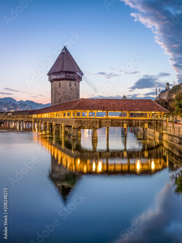 Mittelalterliche Kapellbrücke in Luzern, Schweiz Tableau sur Toile