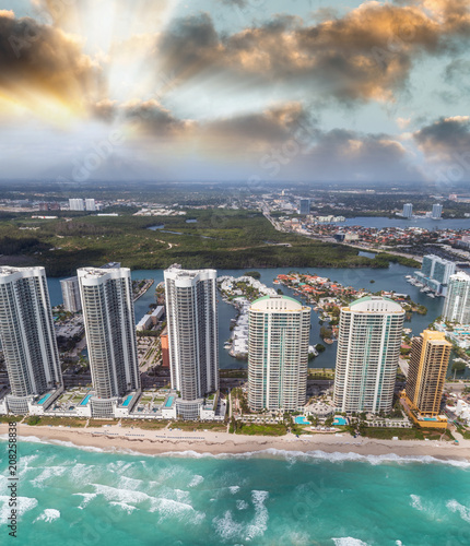 Plakat Widok z lotu ptaka Północni Miami plaży drapacze chmur z słońcem i chmurami