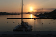 Sonnenaufgang mitSegelboot silhouette in einem Yachthafen mit Marseille im Hintergrund