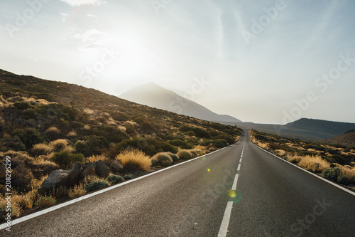 Fotografía road to the Mount Teide volcano in Tenerife, Spain