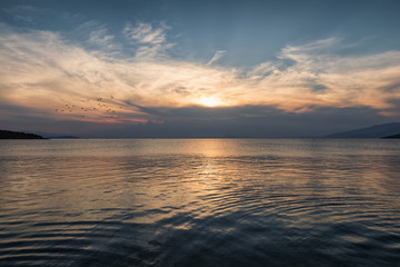  Sonnenuntergang über dem Meer mit aufziehenden Sturmwolken