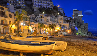 Panorama notturno di Cetara, piccolo paese della costiera amalfitana, Italia