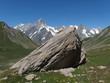 Alpy, Włochy, Tour du Mont Blanc - wzdłuż Mont de la Saxe, widok z wielkim głazem