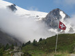 Alpy, Szwajcaria, Tour du Mont Blanc - na trasie z przełęczy Col de la Forclaz na przełęcz Col de Balme, widok z flagą szwajcarską