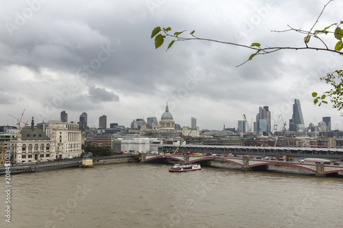 Zdjęcie XXL Widok na Tamizę w piękny letni dzień Londynu.