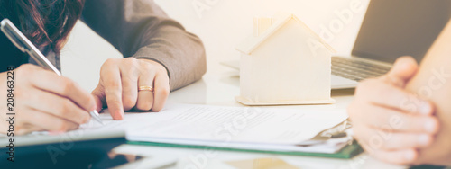 Cuadros en Lienzo Client Signs Document to Buy House and Real Estate