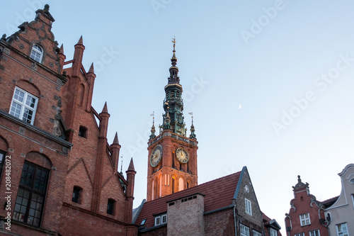 Zdjęcie XXL Fotografia stary miasteczko Gdańska architektura w zmierzchu świetle. Zdjęcia lotnicze. Kanał i budynki - widok z góry