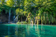 magnifique cascade naturelle dans un lac bleu