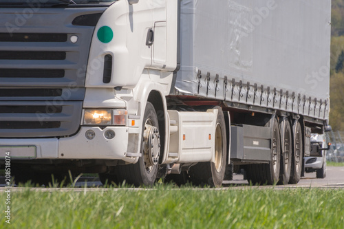 Fotografía Lkw mit Sattelanhänger beim fahren im Frühling im Güterverkehr