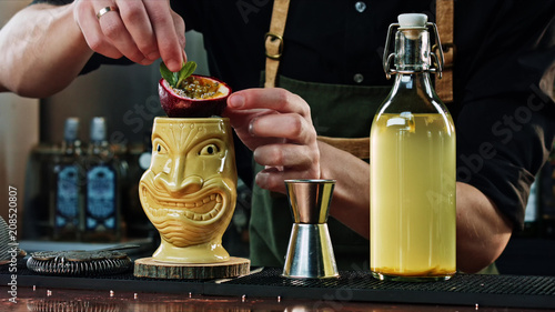 Cuadros en Lienzo The bartender adorns the Tiki cocktail