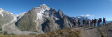 Alpy, Włochy, Tour du Mont Blanc -  widok z grupą turystów na masyw Mont Blanc w okolicach schroniska Maison Vieille