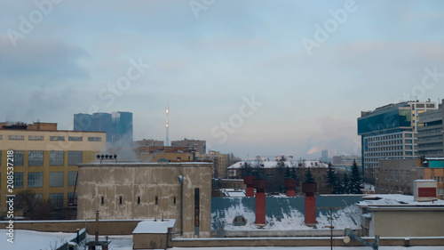 Plakat Wieczór Moskwa zima materiał, śnieg panorama panoramę miasta, rosyjski miejskich budynków, Ostankino Wieża jest widoczny na horison, rośliny chimey roślin thow chemikaliów w powietrze