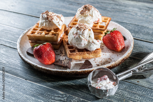 Fotografía Belgian Wafers with vanilla ice cream, fresh strawberries and chocolate