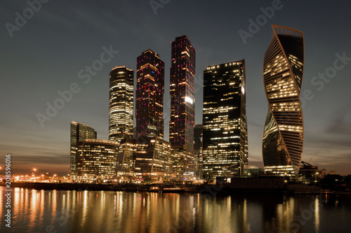 Plakat Nocny nabrzeże rzeki Moskwy w pobliżu centrum biznesowego miasta.