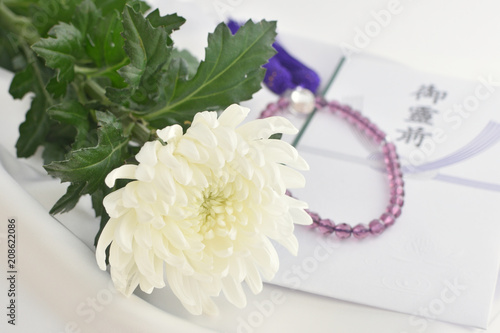 香典袋と数珠と菊の花 Stock Photo Adobe Stock 香典袋と数珠と菊の花 Stock Photo Adobe Stock