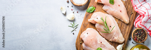 Fotomural Raw chicken fillet with spices and herbs top view.