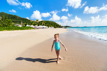 Sticker - Little girl on vacation