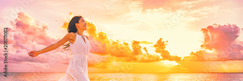 Cuadros en Lienzo Well being free woman with open arms in the air blissful happiness concept banner