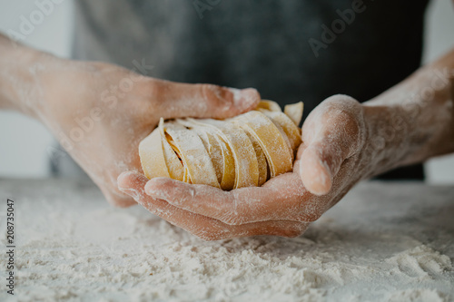 Cuadros en Lienzo Chef making traditional italian homemade pasta