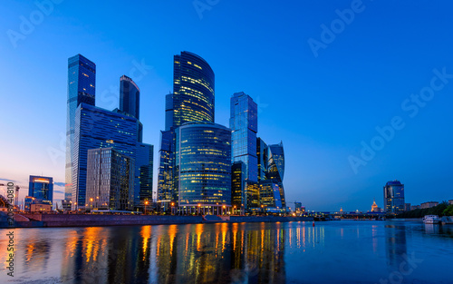 Zdjęcie XXL Drapacze chmur Moskwa miasta centrum biznesu i Moskwa rzeka w Moskwa przy nocą, Rosja