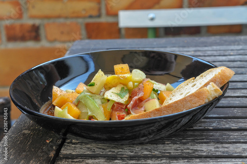 Fotografie, Obraz Salat Obst Gemüse mit Brot frisch lecker mediteran