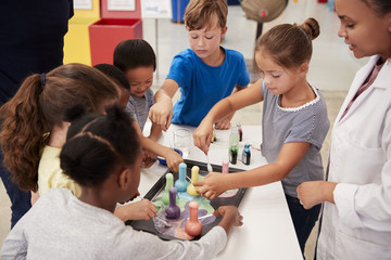 school kids taking part in experiment at science centre