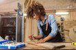 © pikselstock - Afro american woman craftswoman working in her workshop