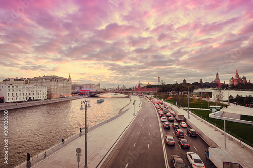 Plakat Piękny krajobraz miasta. Zachód słońca nad rzeką Moskwą.