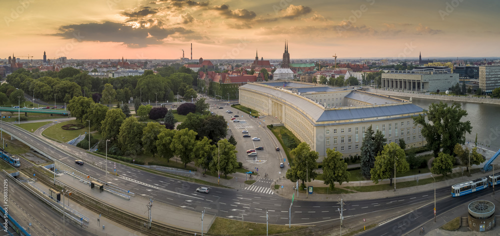 Obraz na płótnie Widok z lotu ptaka na zachodzące słońce nad miastem  - Wrocław, Polska w salonie