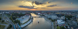Widok z lotu ptaka na mosty, statek na rzece oraz zachodzące słońce - Wrocław, Polska