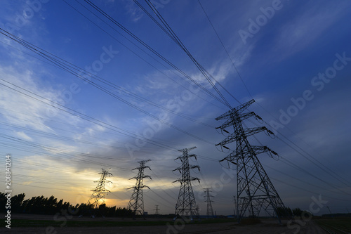 The power supply facilities of contour in the evening Tableau sur Toile