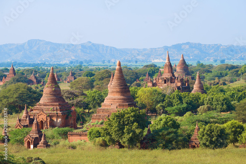 Foto Ancient Bagan on a sunny day. Myanmar (Burma)