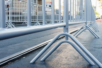 Portable metal grilles of light gray color for the obstruction of the territory and organization of the queue for the event