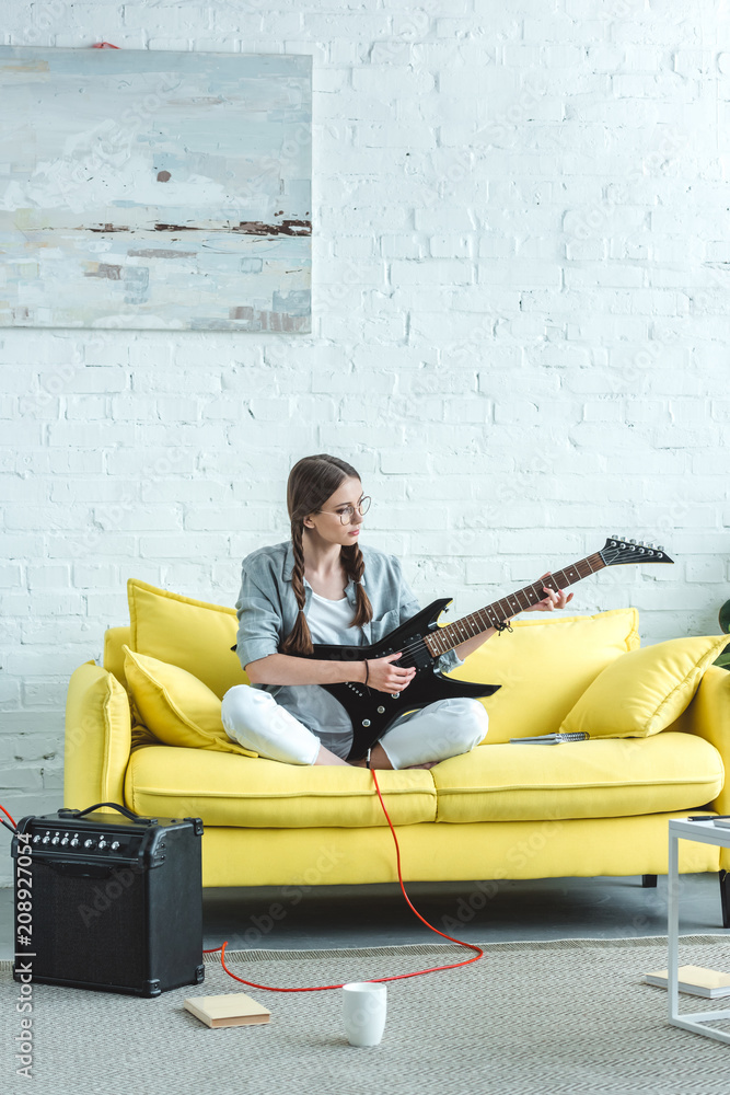 Fotografiet Poster Beautiful Playing Electric Fotografiet Poster Beautiful Playing Electric