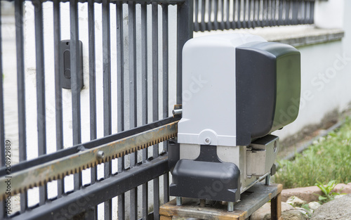 Fotomural Engine opener for house entrance gate on remote control