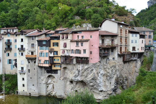 Les Maisons Suspendues De Pont En Royans | Ventana Blog