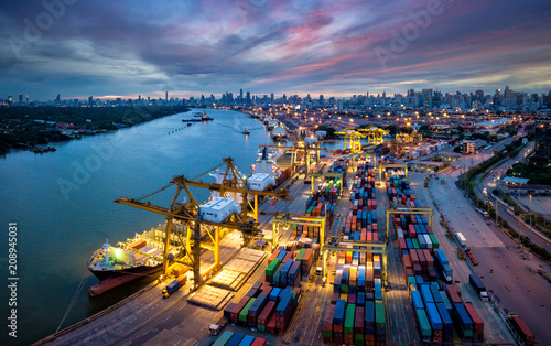Fotografía Aerial view of international port with Crane loading containers in import export
