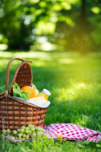 Fotografia Picnic basket with vegetarian food in summer park