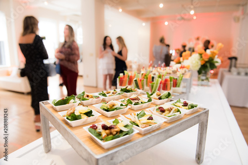 Photographie Healthy organic gluten-free delicious green snacks salads on catering table duri