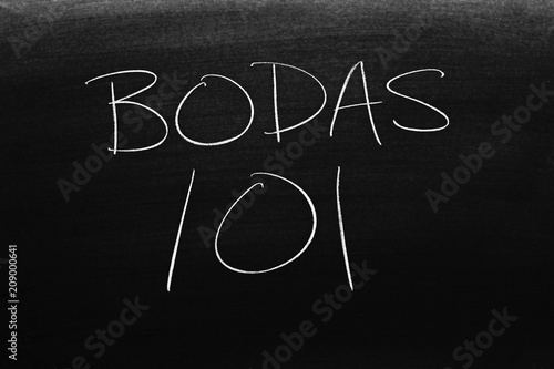 фотография The words Bodas 101 on a blackboard in chalk