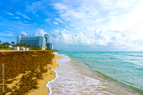 Plakat Miami Beach na Florydzie z luksusowymi apartamentami i drogą wodną