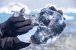 Eisbrocken in der Hand eines Kindes vom Gletschersee Jökulsárlón