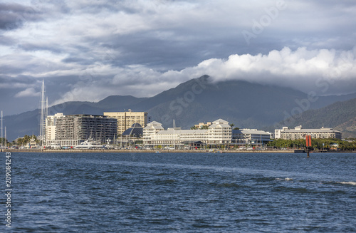 Fotomural Skyline of Cairns, Queensland,Australia. Aproaching from Sea