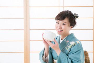 Poster - 抹茶を飲む着物姿の女性
