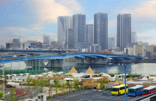 Mata magnetyczna Tokio, Japonia, architektura wyspy Odaiba. Odaiba to duża sztuczna wyspa w zatoce Tokio, połączona mostem tęczy z centrum Tokio. Odaiba to wyspa handlu i rozrywki: lux